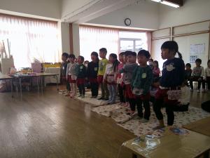 4歳児が歌をうたっています