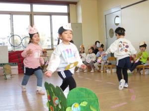 生活発表会で表現遊びをしています