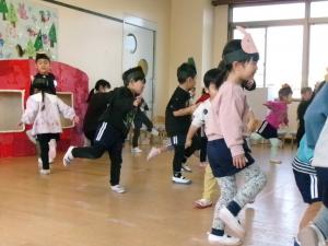 みかん組ダンスをしています