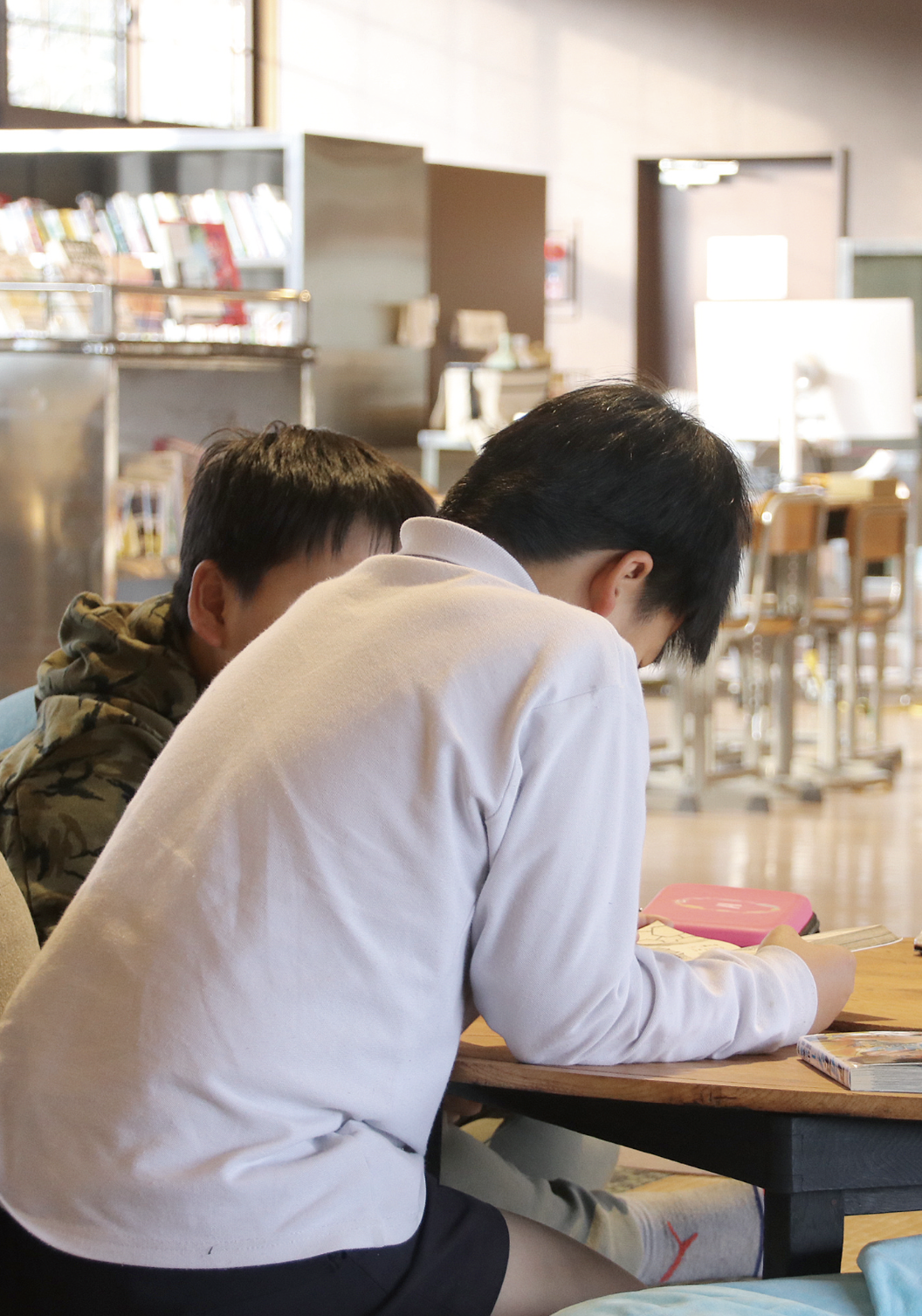 画像漫画を読む子ども