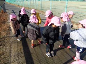 こども園の玄関で氷を見つけたよ