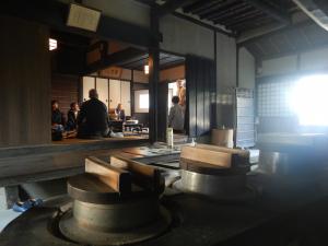 旧細田家住宅の部屋でお話を聞く様子