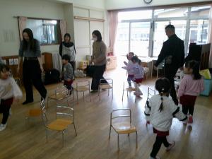 3歳児椅子取りゲームをしています