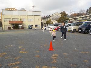 かけあしをする3歳児