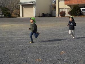 かけあしをする4歳児