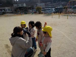 先生からメダルをもらう3歳児
