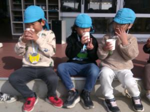 みんなでカルピスを飲んでいる様子