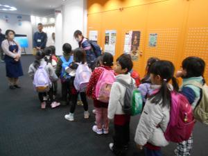 はぐくみセンターで話を聞いています