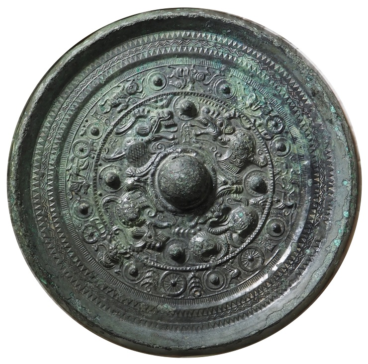 天理参考館所蔵　伝富雄丸山古墳出土三角縁画像文帯盤龍鏡（目録番号1）