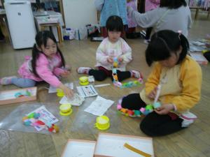 3,4歳児が一緒に輪つなぎをしています