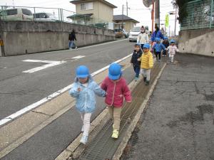 手をつないで歩いていくよ