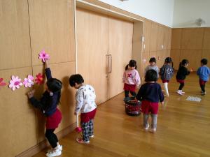3歳児　お別れ会の準備をみんなでしています