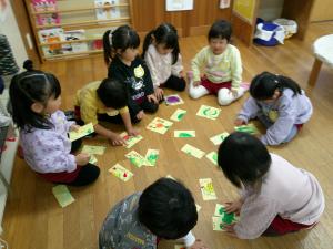 3歳児　絵合わせカードであそんでいます