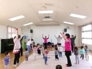 大人数で両手に鳴子をもって遊んでいる