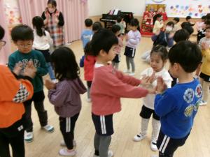 みかん組　5歳児とふれあい遊びをしています
