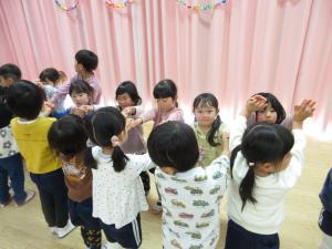 花道を5歳児が通って見送っています