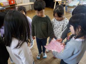 5歳児へ招待状を渡しているところ