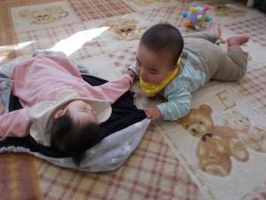 子育て支援室で、0歳が気になる誰かを見つけました。