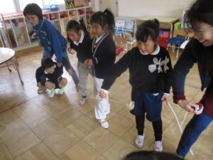 コマ回しをする子ども