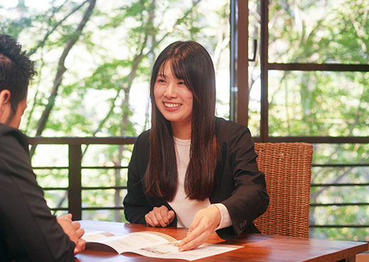 打ち合わせをする大山さん