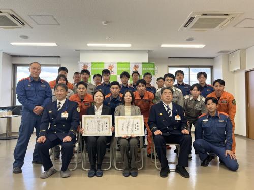 消防協力者の皆さまと、対応にあたった消防職員が記念撮影。