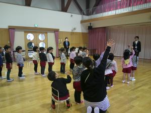 1学期始業式で園長先生のお話を聞いています。