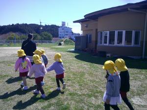 みんなで園庭を散歩しました