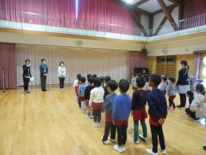 始業式で着任された先生の紹介を聞いています