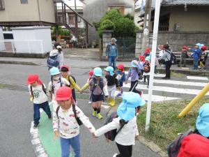 1組とばら組が横断歩道を渡っています