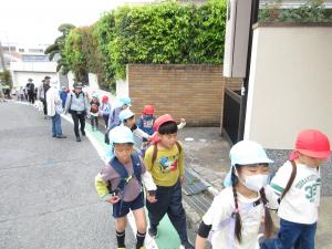 1組とばら組が手をつないで歩いています