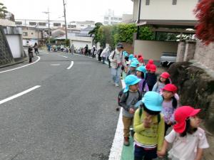 4歳児と手をつないで歩いたよ