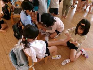 靴下をはくお手伝い