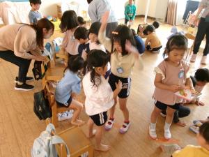 「服を脱いでね」と優しく声をかけていました