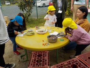 ごちそうづくりをする子ども達と保護者