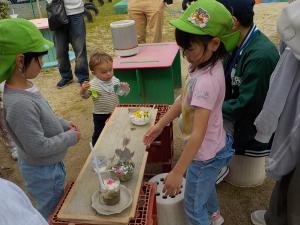 色水ジュースをつくる子ども達