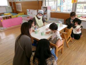 おやつを食べる乳児組