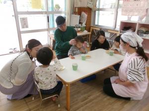 おやつを食べている2歳児