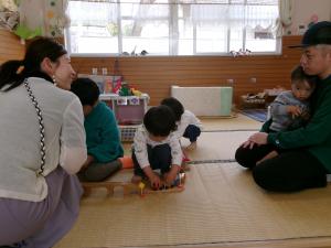 好きな遊びを保護者と一緒にしている