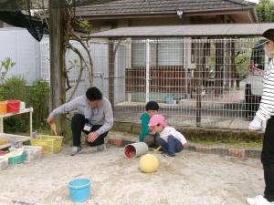 砂遊びをする2歳児