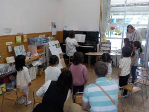 歌を歌う4歳と5歳児