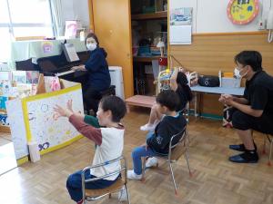 朝の集まりをしている3歳児