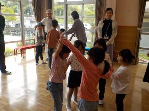 友達とわらべ歌遊びをしているところ