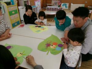 親子で製作する2歳児