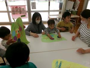 お母さんと一緒にあおむしの製作をしている