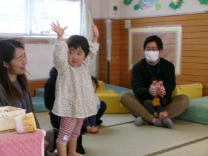 お返事をする1歳児