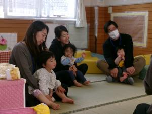 親子でふれあい遊びをする1歳児クラス