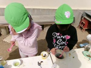 5歳児色水遊びを楽しんでいる様子