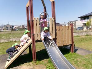5歳児公園で遊ぶ様子