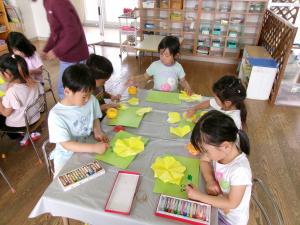 5歳児がタンポポの製作をする様子