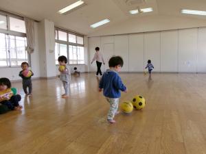 ぽっぽルームでボール遊びを楽しんでいる